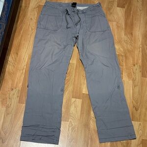 The North Face Women's Gray Straight Leg Cargo  Pants